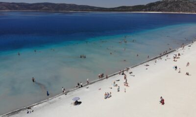 Salda Gölü’nde bayram tatili yoğunluğu