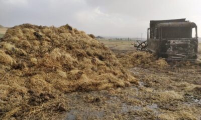 Saman balyası yüklü kamyon kül oldu