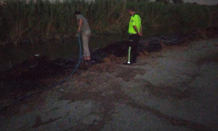 Samandağ’da otluk yangınını polisler söndürdü