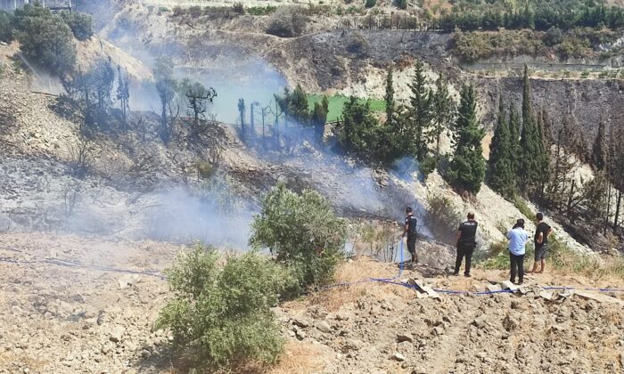 Samandağ’da polisler yangını büyümeden söndürdü