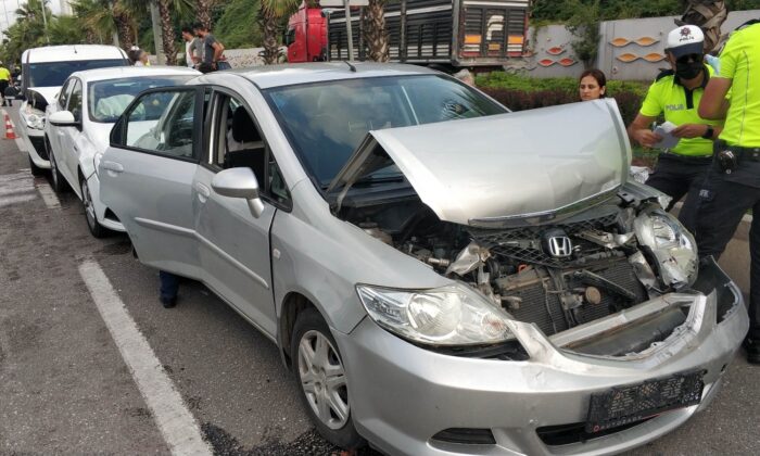 Samsun’da 4 aracın karıştığı zincirleme kazada 1 polis yaralandı