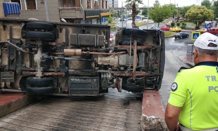 Samsun’da kamyonet devrildi: 1 yaralı