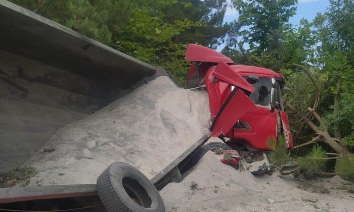 Samsun’da kum yüklü tır şarampole devrildi: 1 aralı