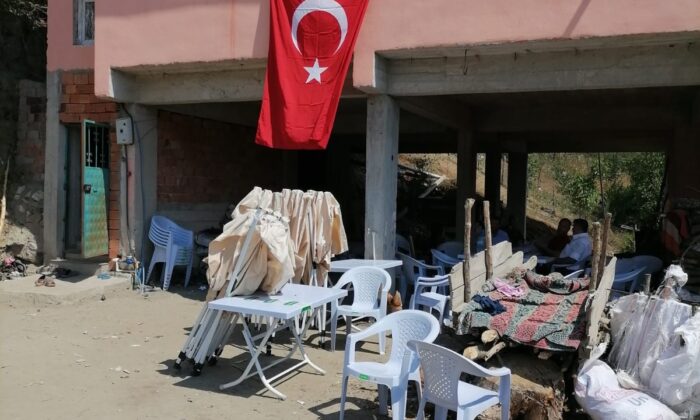 Samsunlu şehidin evi Türk bayrakları ile donatıldı