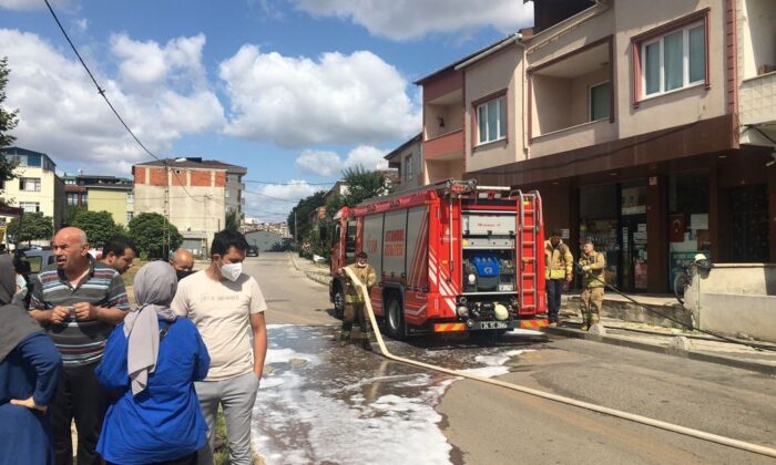 Sancaktepe’de bir evde çıkan yangında anne ve çocuğu dumandan etkilendi