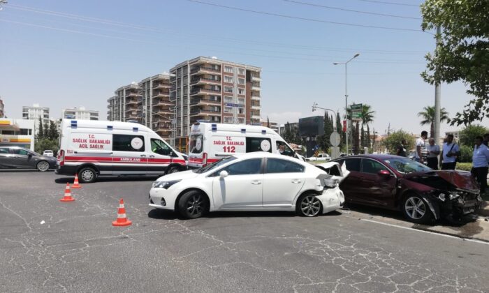 Şanlıurfa’da 3 aracın karıştığı kazada 6 kişi yaralandı