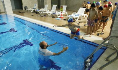 Şanlıurfalı çocuklar hem serinliyor hem de yüzme öğreniyor