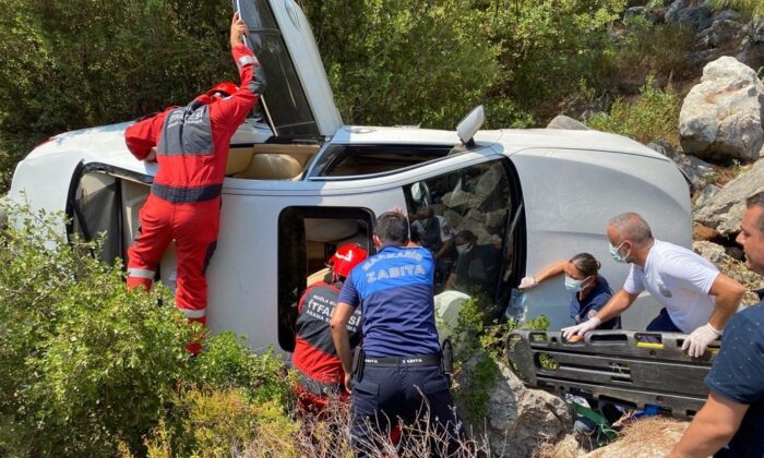 Şarampole yuvarlanan araçtan itfaiye tarafından çıkarıldı
