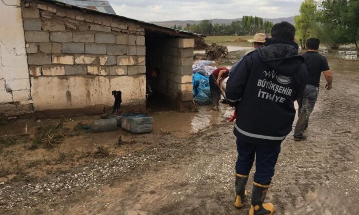 Sarayı’da su taşkınları