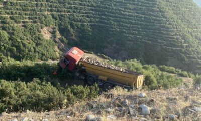 Sarıgöl’de freni boşalan tır şarampole uçtu: 1 yaralı