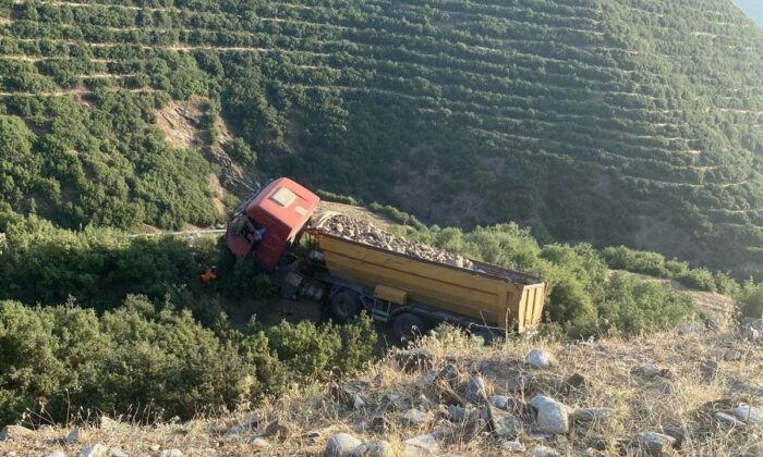 Sarıgöl’de freni boşalan tır şarampole uçtu: 1 yaralı