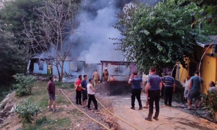 Sarıyer’de 2 gecekondu alevlere teslim olarak kül oldu