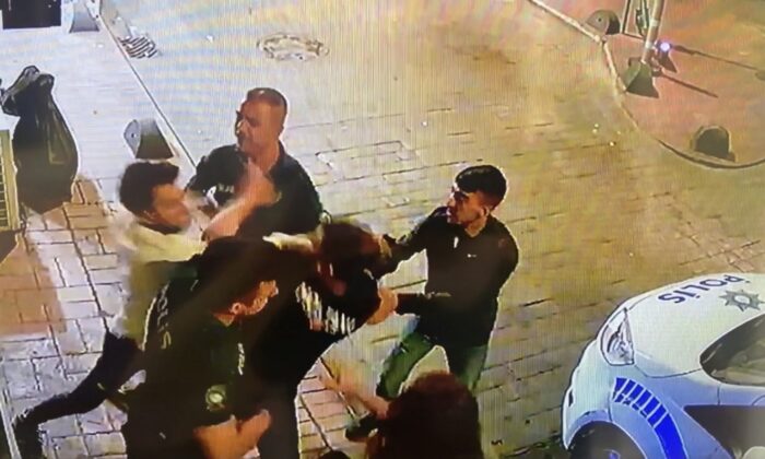 Şarkıcı Çağatay Akman oyuncu eski sevgilisinin kapısına dayanıp darp etti