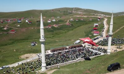 Seccadesi çim, kubbesi mavi gökyüzü olan camide namaz kılmanın huzurunu yaşadılar