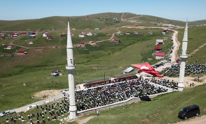 Seccadesi çim, kubbesi mavi gökyüzü olan camide namaz kılmanın huzurunu yaşadılar