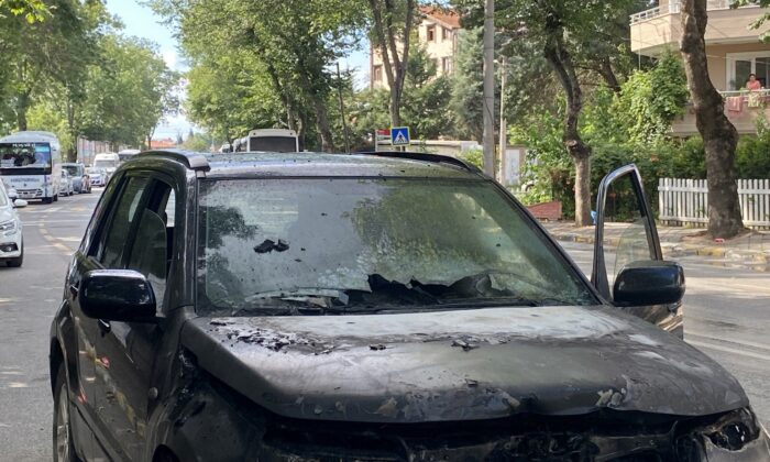 Şehir merkezinde seyir halindeki cip alevlere teslim oldu