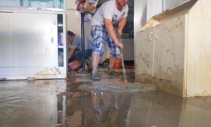 Sel felaketi mağduru esnaf, yaralarını sarmaya çalışıyor