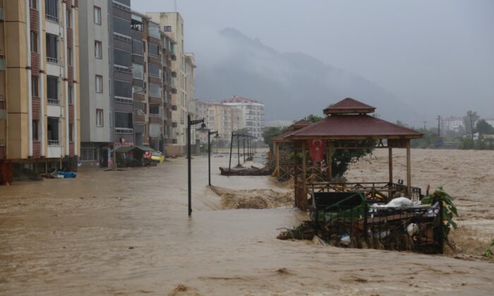 Sel sonrası göle dönen Artvin’in Arhavi ilçe merkezi havadan görüntülendi