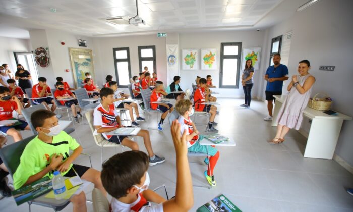 Selçuk’un genç sporcularından İsmail Hakkı Tonguç Tarım Müzesine bağış