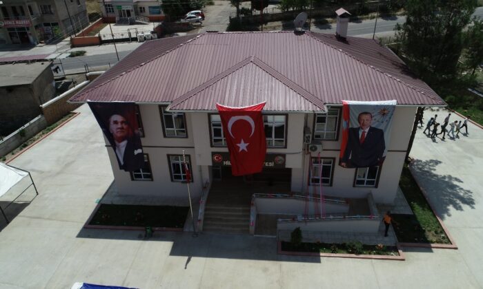 Şenlik havasında belediye hizmet binası açıldı