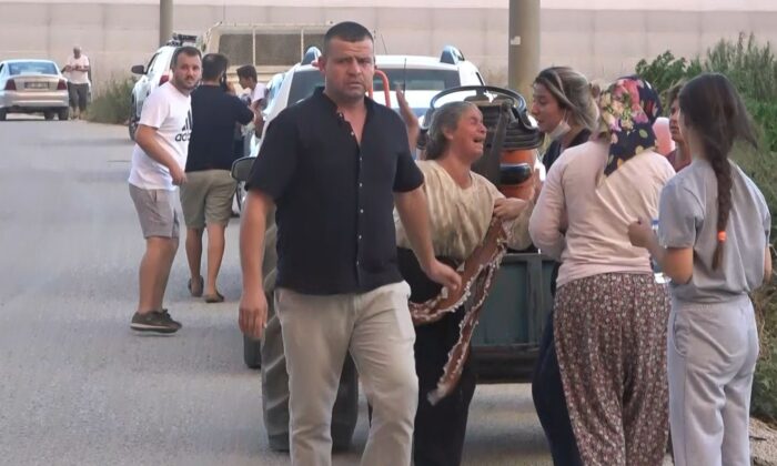 Sera ve ağaçları yanan kadınlar gözyaşına boğuldu