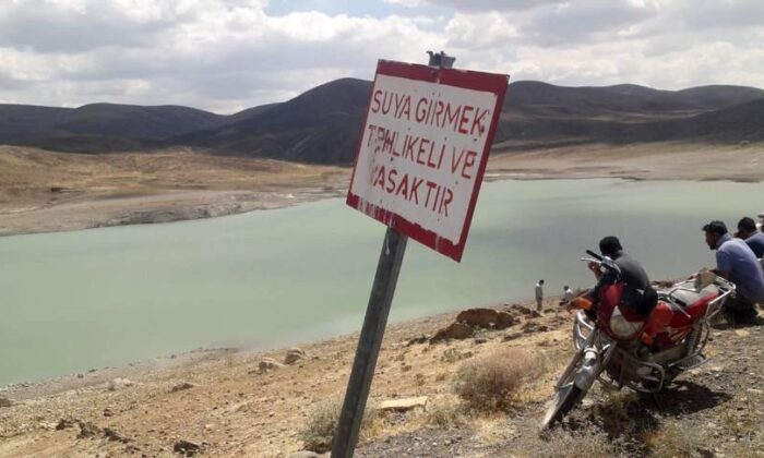 Serinlemek için gölete giren çocuk boğuldu