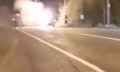 Seyir halinde alev alan otomobile su bidonları ve yangın tüpleri ile müdahale edildi