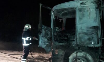 Seyir halindeki beton mikseri alev aldı