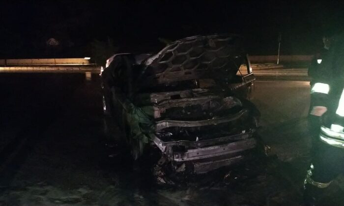 Seyir halindeki otomobil alev aldı