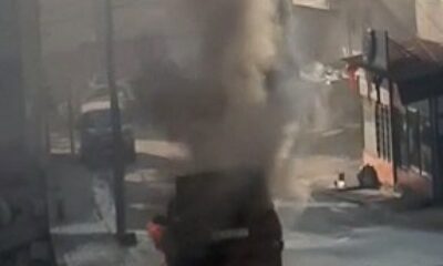 Seyir halindeki otomobilin motor kısmı alev aldı