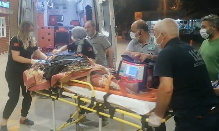 Seyir halindeki traktör üzerinden düşen kadın ağır yaralandı