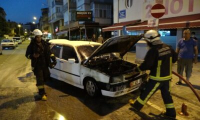 Seyir halindeyken dumanlar yükselen araç, alev alev yandı