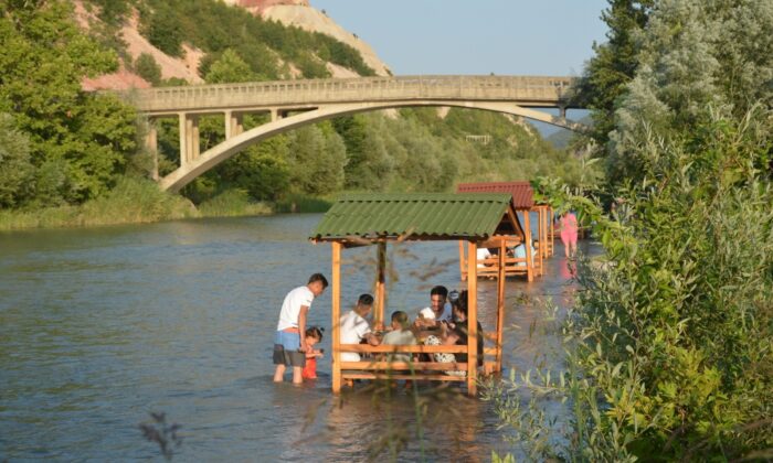 Sıcak havalarda çayda böyle serinliyorlar