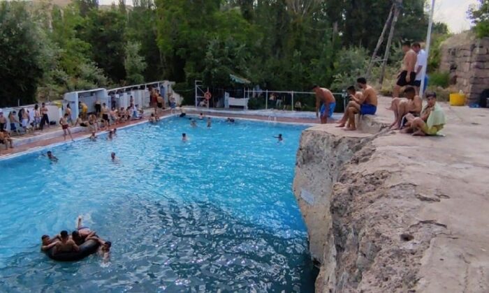 Sıcaktan bunalan vatandaşlar 400 yıllık ‘Keşişin Havuzu’na akın etti