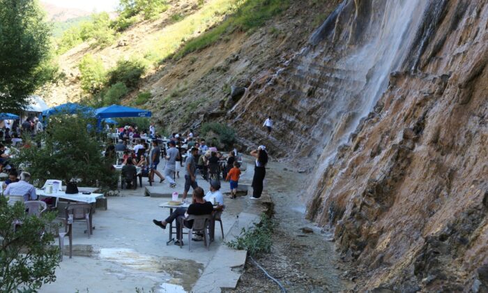 Sıcaktan bunalan vatandaşlar, efsaneye konu olan şelalede serinliyor