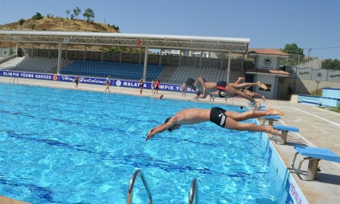 Sıcaktan bunalanlar havuzlara akın etti