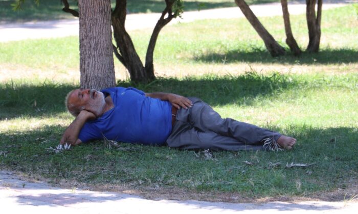 Sıcaktan fenalaşıp gölgede uyudu, vatandaşlar öldü sandı