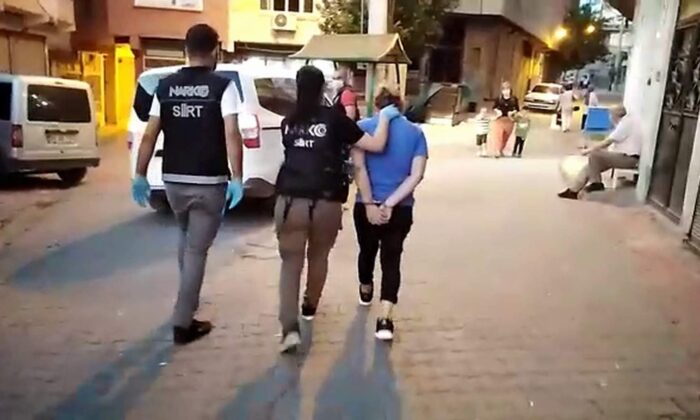 Siirt’te evinde uyuşturucu yakalanan kadın gözaltına alındı