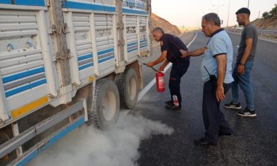Siirt’te lastiklerden çıkan dumanı fark eden sürücü kamyonu yanmaktan kurtardı