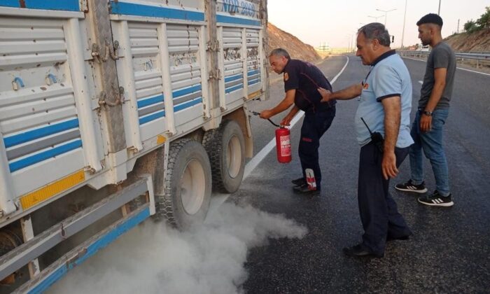 Siirt’te lastiklerden çıkan dumanı fark eden sürücü kamyonu yanmaktan kurtardı