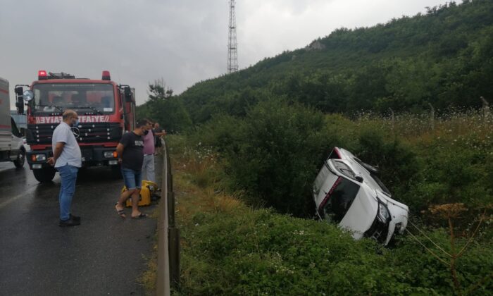 Şile otoyolunda direksiyon hakimiyetini kaybeden araç refüje yuvarlandı