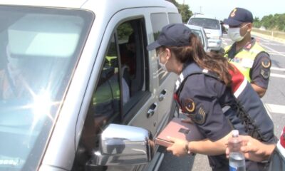 Şile’de denetim yapan jandarma ekiplerinden vatandaşlara çikolata ikramı