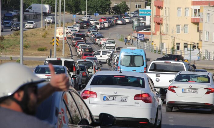 Sinop’ta 3 kilometrelik araç kuyruğu