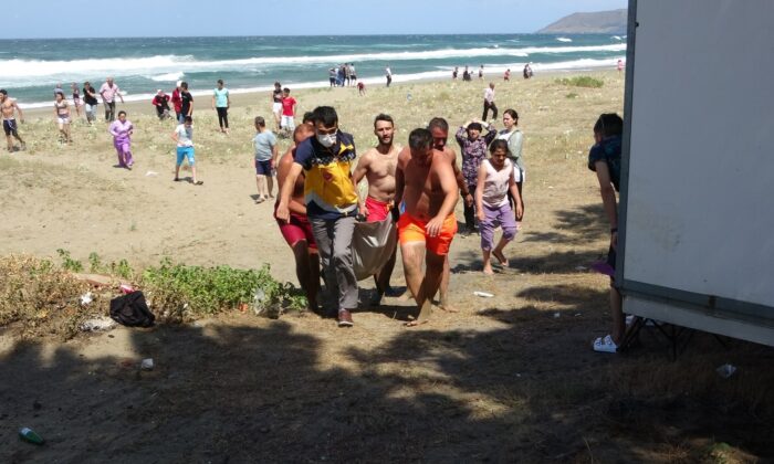 Sinop’ta boğulma tehlikesi geçiren dayı ve yeğen kurtarıldı