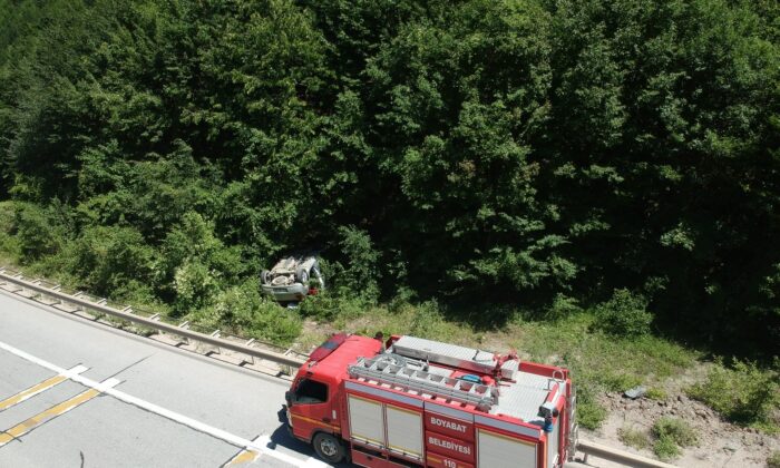 Sinop’ta otomobil şarampole yuvarlandı: 2 yaralı