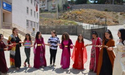 Şırnak’ta öğretmenler yöresel kıyafetli ders işliyor