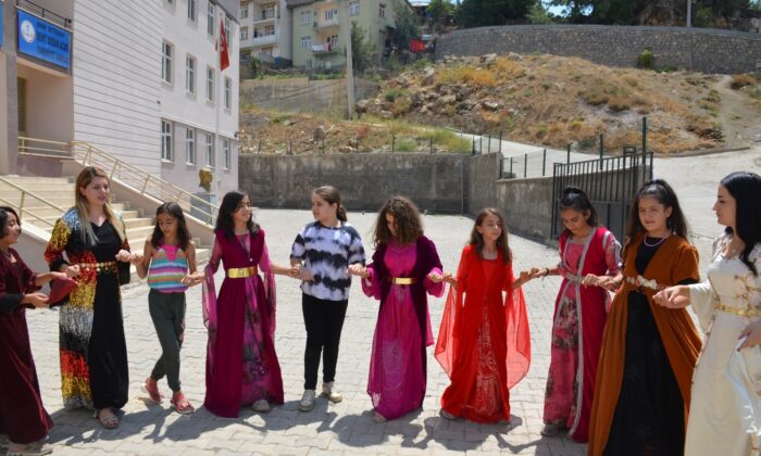 Şırnak’ta öğretmenler yöresel kıyafetli ders işliyor