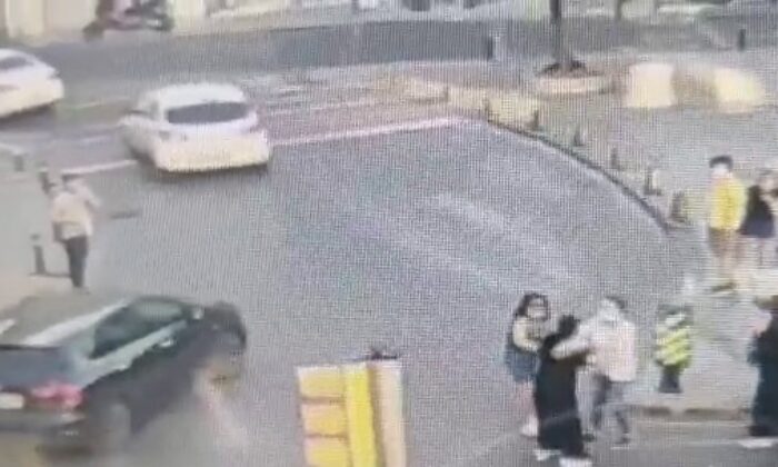 Şişli’de kadın yankesicinin yakalanma anı kamerada