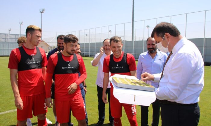 Sivas Valisi’nden, Sivasspor’a UEFA maçı öncesi baklava dopingi