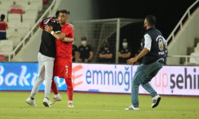 Sivasspor-Petrocub maçında sahaya taraftar girdi